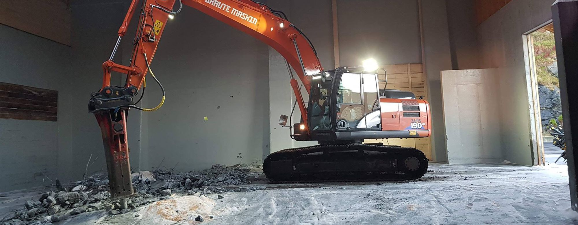 Beltegraver fra Braute Maskin med hydraulisk hammer innendørs